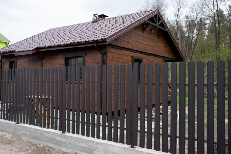 La pose d'une clôture à Saint-Romain-de-Jalionas expliquée pas à pas
